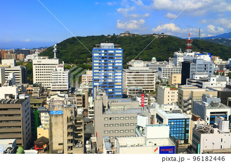 【愛媛県】晴天の松山市街地と松山城 【愛媛県】晴天の松山市街地と松山城 96182446