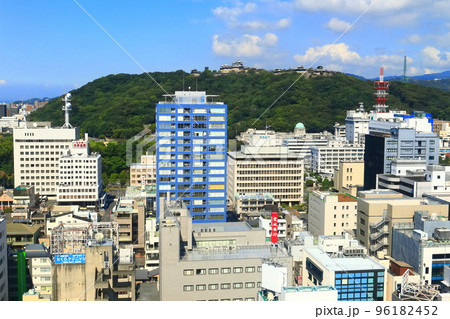 【愛媛県】晴天の松山市街地と松山城 96182452