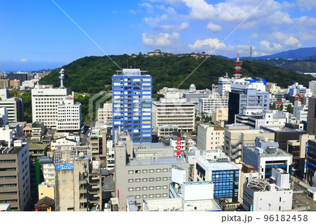 【愛媛県】晴天の松山市街地と松山城 【愛媛県】晴天の松山市街地と松山城 96182458