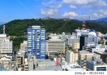 【愛媛県】晴天の松山市街地と松山城 96182462
