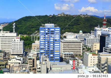 【愛媛県】晴天の松山市街地と松山城 96182463