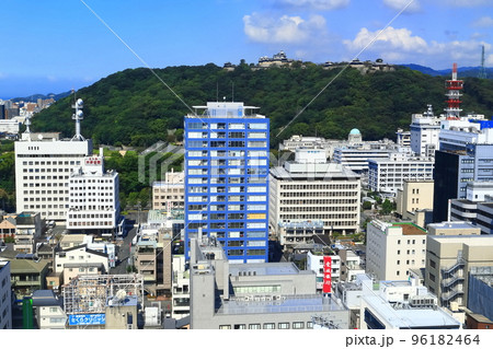 【愛媛県】晴天の松山市街地と松山城 96182464