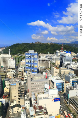 【愛媛県】晴天の松山市街地と松山城 96182468