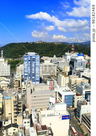 【愛媛県】晴天の松山市街地と松山城 96182469