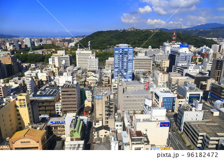 【愛媛県】晴天の松山市街地と松山城 【愛媛県】晴天の松山市街地と松山城 96182472