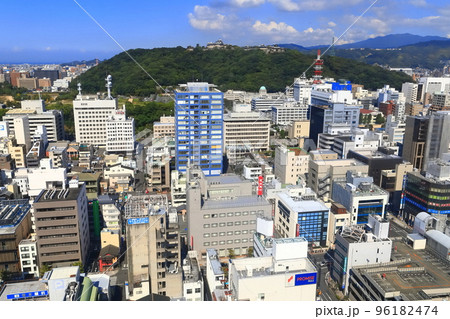 【愛媛県】晴天の松山市街地と松山城 【愛媛県】晴天の松山市街地と松山城 96182474