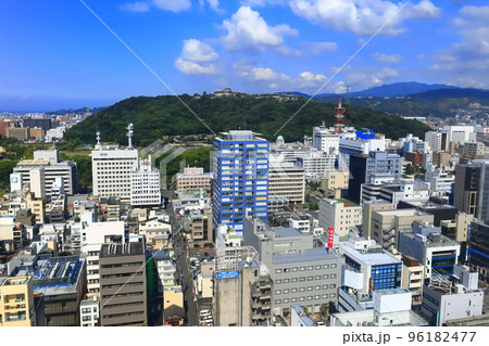 【愛媛県】晴天の松山市街地と松山城 【愛媛県】晴天の松山市街地と松山城 96182477