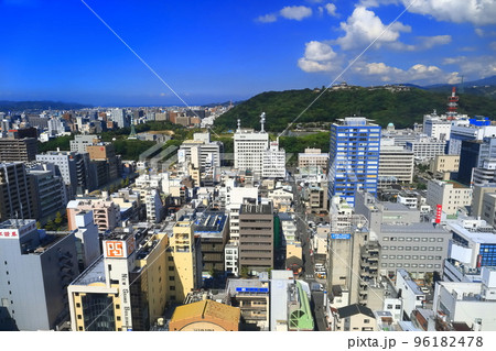 【愛媛県】晴天の松山市街地と松山城 96182478