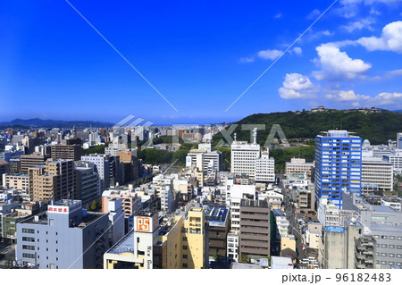【愛媛県】晴天の松山市街地と松山城 96182483