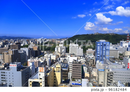 【愛媛県】晴天の松山市街地と松山城 【愛媛県】晴天の松山市街地と松山城 96182484