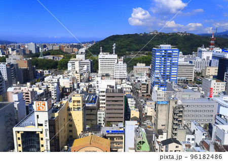【愛媛県】晴天の松山市街地と松山城 96182486