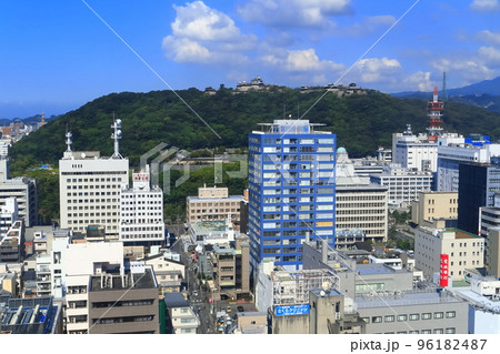 【愛媛県】晴天の松山市街地と松山城 96182487