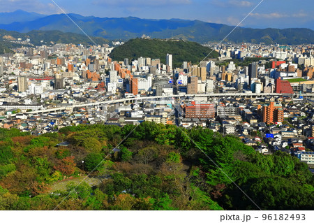 【愛媛県】晴天の松山市街地と松山城 96182493