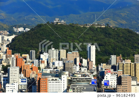 【愛媛県】晴天の松山市街地と松山城 96182495