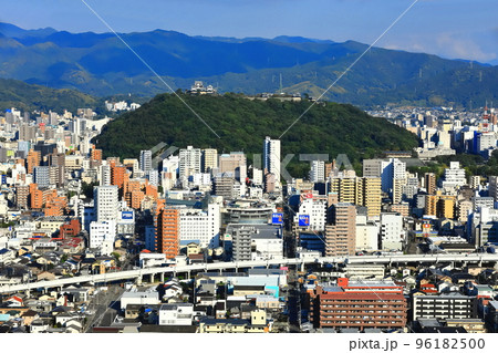 【愛媛県】晴天の松山市街地と松山城 96182500