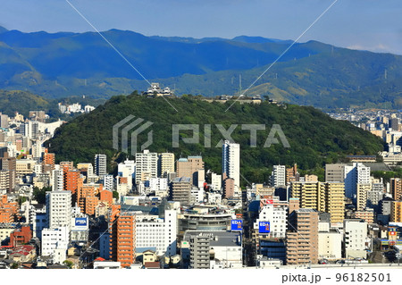 【愛媛県】晴天の松山市街地と松山城 96182501