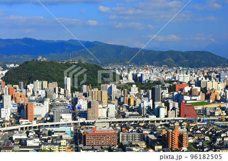 【愛媛県】晴天の松山市街地と松山城 96182505