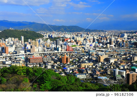 【愛媛県】晴天の松山市街地と松山城 96182506