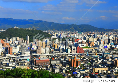 【愛媛県】晴天の松山市街地と松山城 96182509