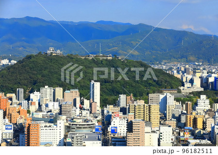 【愛媛県】晴天の松山市街地と松山城 96182511