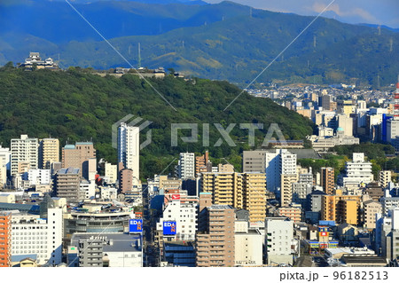【愛媛県】晴天の松山市街地と松山城 【愛媛県】晴天の松山市街地と松山城 96182513