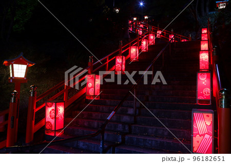 足利市　足利織姫神社の参道と行灯（日本夜景遺産） 96182651