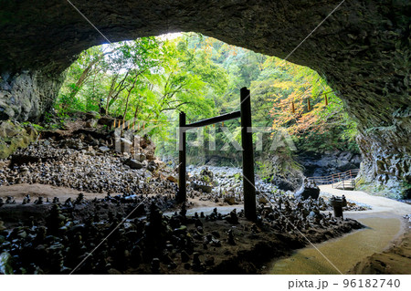 台風で被災した秋の天安河原　宮崎県高千穂町 96182740