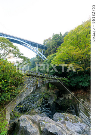 秋の神橋と高千穂大橋(高千穂峡) 宮崎県高千穂町 秋の神橋と高千穂大橋(高千穂峡) 宮崎県高千穂町 96182755