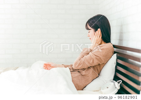 ベッドルームで耳鳴り・耳・めまい・難聴・中耳炎に悩む日本人女性 96182901