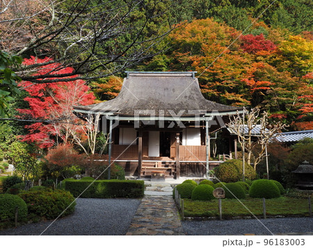 京都大原寂光院の紅葉 96183003