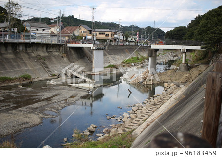橋の崩落　崩落現場　 96183459