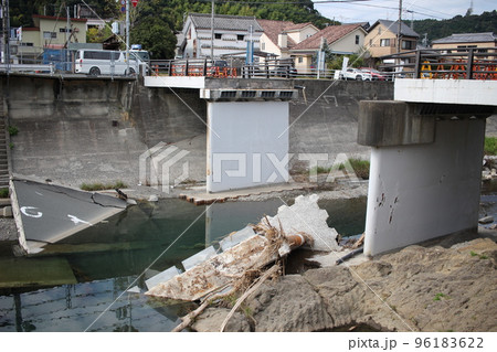 橋の崩落 崩落現場 橋の崩落 崩落現場 96183622