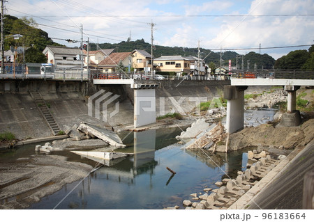 橋の崩落　崩落現場 96183664