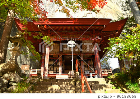 埼玉県秩父市影森の札所28番石龍山　秋の橋立堂 96183668