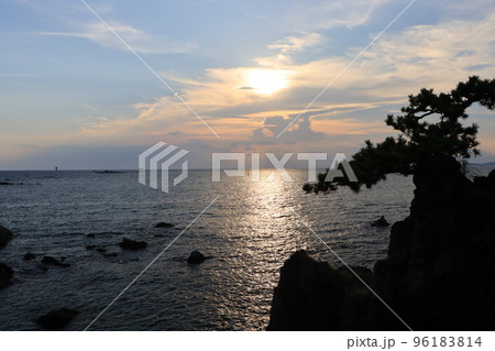 森戸海岸近くにある森戸大明神裏の海岸から夕焼けの風景 森戸海岸近くにある森戸大明神裏の海岸から夕焼けの風景 96183814
