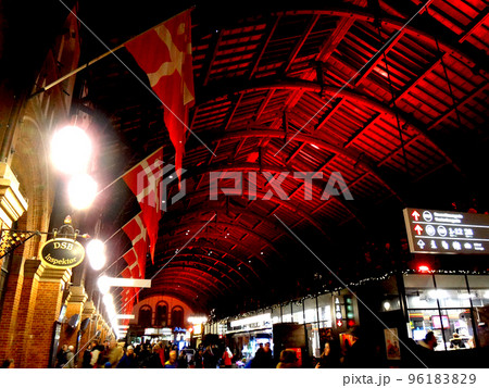 デンマーク・夜のコペンハーゲン中央駅 96183829