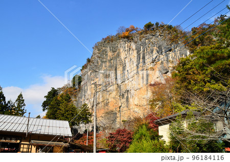 埼玉県秩父市影森の札所28番石龍山橋立堂の崖 96184116
