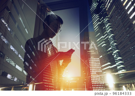 Businessman in office connected on internet network. concept of startup company 96184333