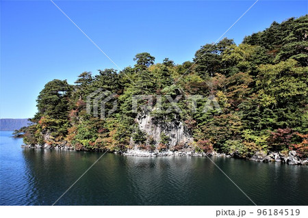 秋の十和田湖と紅葉黄葉 秋の十和田湖と紅葉黄葉 96184519