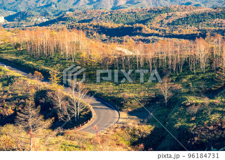 志賀草津高原ルート湯釜南東 高原を走る道と山の黄葉 10月下旬 暖色寒色強調 志賀草津高原ルート湯釜南東 高原を走る道と山の黄葉 10月下旬 暖色寒色強調 96184731