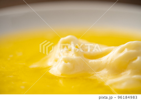 溶かしバター 96184983
