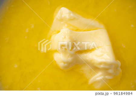 溶かしバター 96184984
