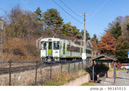 清里駅を発車する小海線の車両 96185013