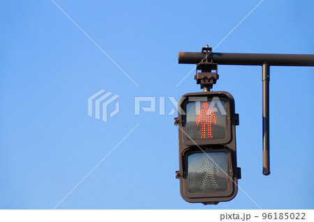 歩行者用信号機 赤点灯の写真素材 [96185022] - PIXTA