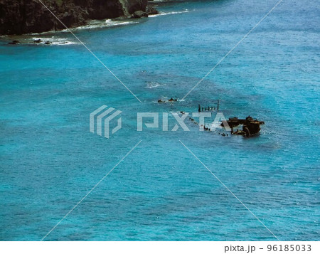 小笠原 父島 境浦海岸の沈没船 96185033