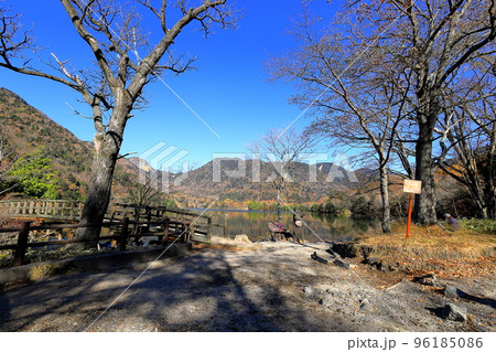 紅葉する湯ノ湖／栃木県日光市湯元 96185086