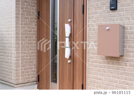 新築分譲住宅の玄関ドア 96185115