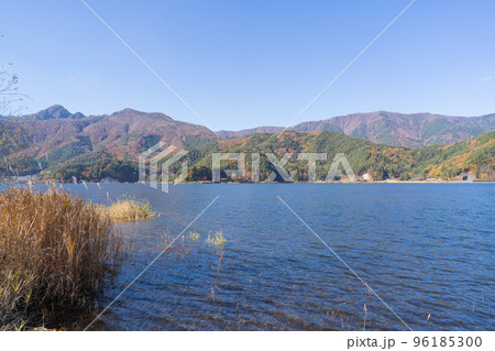 道の駅かつやまから見た河口湖 96185300