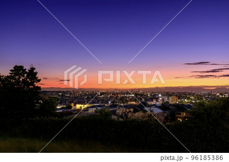 愛知県名古屋市　滝ノ水公園から見た名古屋市内と名古屋港方面の夕景 96185386