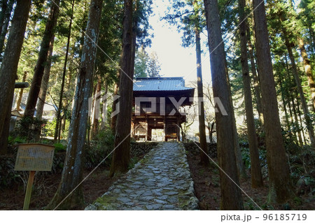 石畳が続く龍恩寺の山門／埼玉県入間郡越生町 96185719